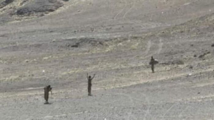 شاهد.. استسلام عشرات الحوثيين بجبهة الصبايغ ومصرع قائدها