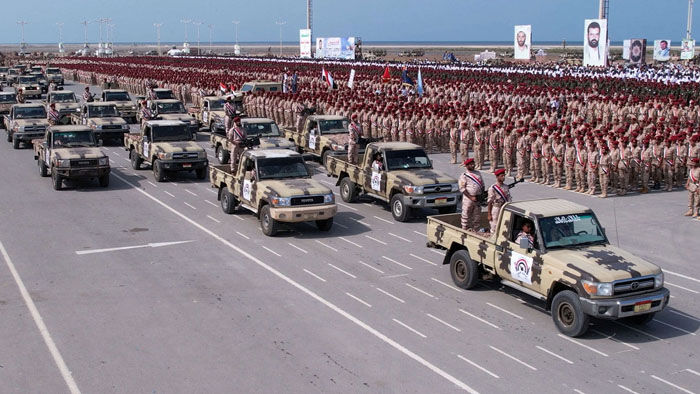 مراقبون: واشنطن غيّرت استراتيجيتها تجاه الحوثيين وتتحرك الآن لإغلاق شريان الدعم الإيراني للجماعة