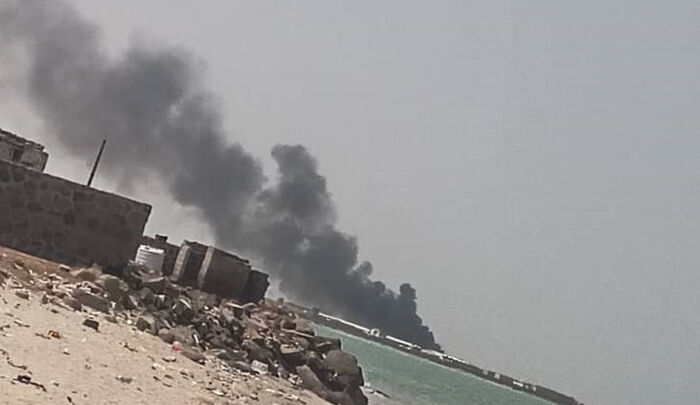 الحوثيون يستهدفون ميناء المخاء بعدد من الصواريخ البالستية والطيران المسير بالتزامن مع رسو باخرة تجارية في رصيف الميناء