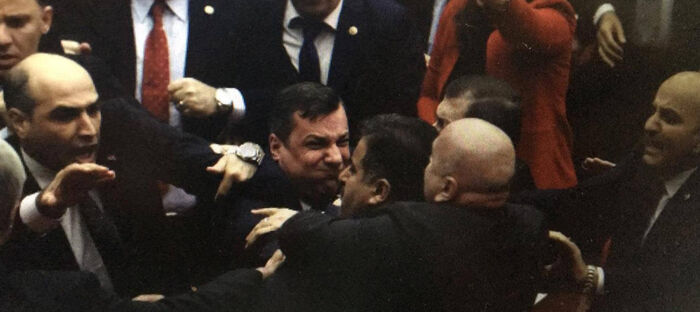 بعد اشتبكات.. البرلمان التركي يمرر قانون «ميليشيات الشوارع»