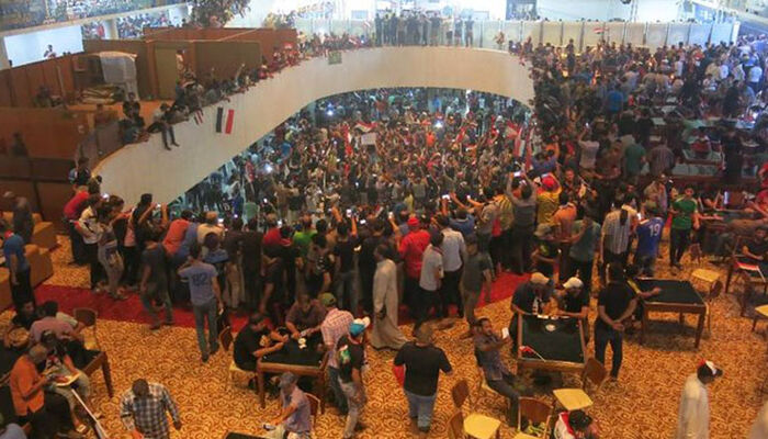 حظر تجوال في بغداد ومتظاهرون يقتحمون مقر الحكومة وقصر الرئاسة