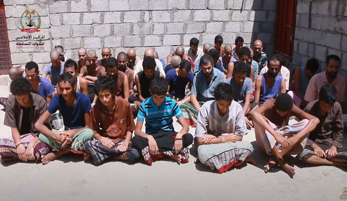 أطفال يكشفون كيف استدرجهم الحوثي من المدارس للجبهات (فيديو)