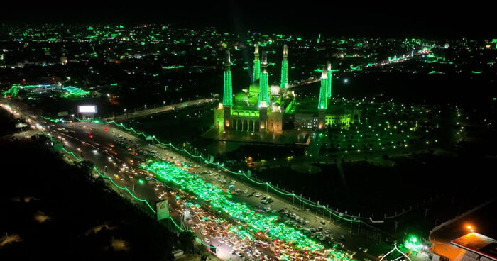 الحوثيون يهدرون مئات الملايين على ألعاب نارية فاخرة وسط دماء قتلاهم