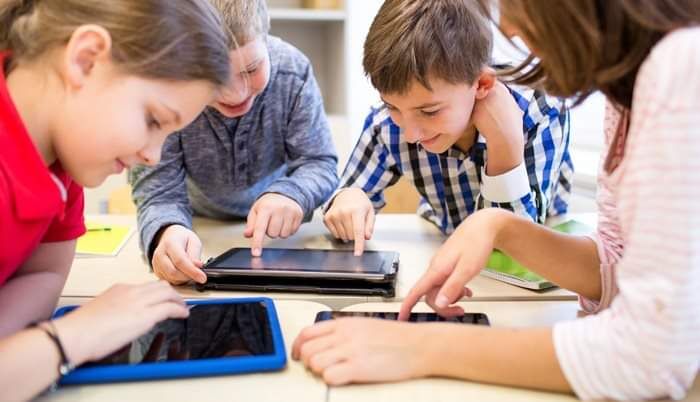 دراسة تكشف أن كثرة تعرض الأطفال للشاشات يؤخر نموهم العقلي