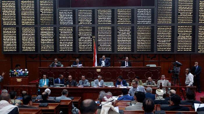 حوثيون يصفون أعضاء برلمان صنعاء بـ«مرملات»