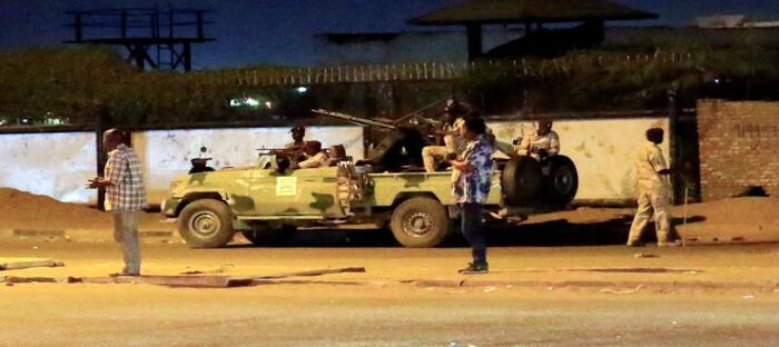 اشتباكات بالمدفعية والأسلحة الثقيلة والخفيفة بين الجيش والدعم السريع في السودان