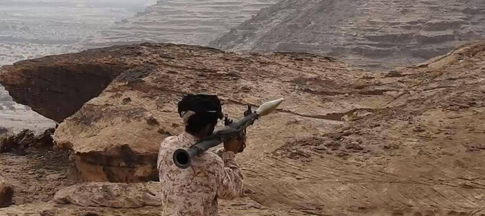 مسلح حوثي يقتل والدته وأخاه ويصيب شقيقته في صعدة