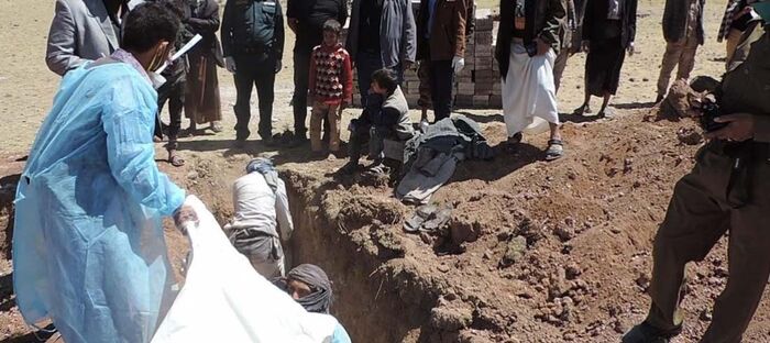 محللون سياسيون: دفن الحوثي لما اسماهم «الجثث المجهولة» خديعة للتملص من إظهار اسماء المخفيين