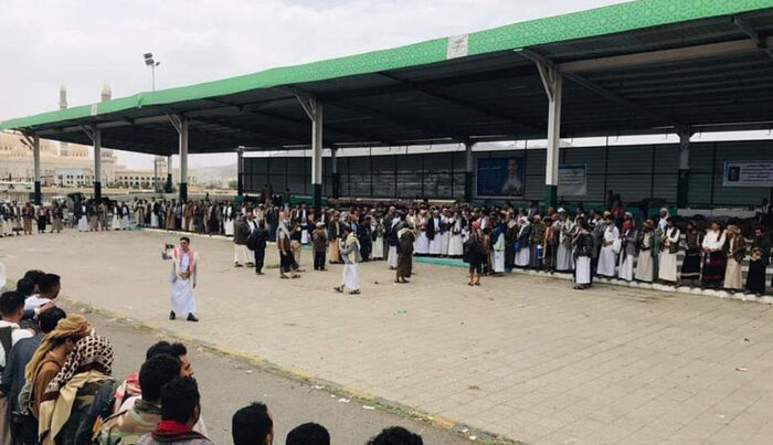 مليشيا الحوثي تعتدي على معتصمين سلميين يطالبون بإطلاق سراح مختطف