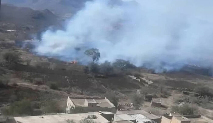 الضالع.. الحوثيون يضغطون على السكان لمغادرة قراهم بإحراق أراضيهم الزراعية