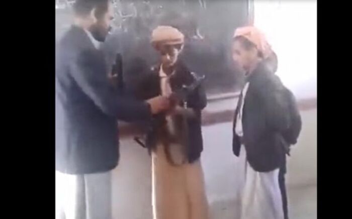 فيديو صادم.. مخرجات المراكز الصيفية الحوثية ألغام تمشي على قدمين