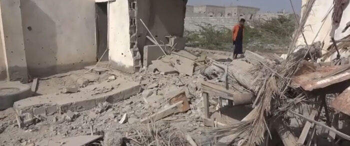 بالفيديو.. الحوثيون يدمرون أحياء سكنية في منظر بالحديدة