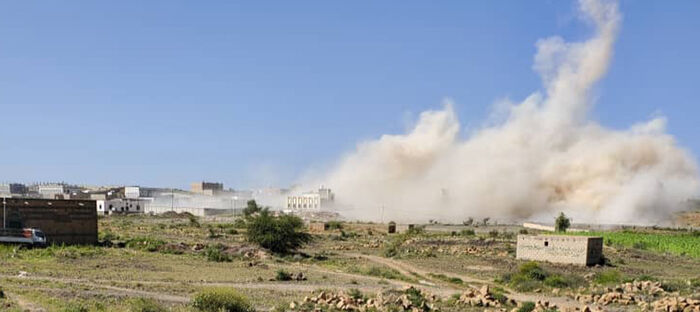 رغم الاتفاق مع أهلها.. الحوثيون يقتحمون قرية في البيضاء ويفجرون منازلها