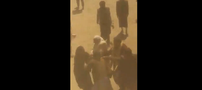 مشرف حوثي يقتحم منزلاً بصنعاء ويعتدي على أصحابه (فيديو)