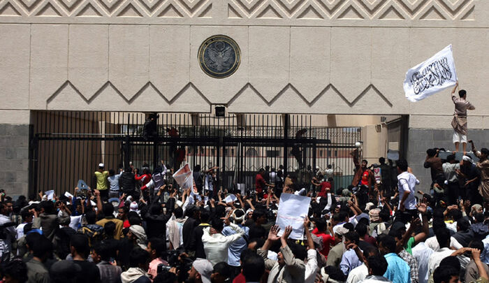 الحوثيون يقتحمون السفارة الأمريكية بصنعاء وينهبون محتوياتها