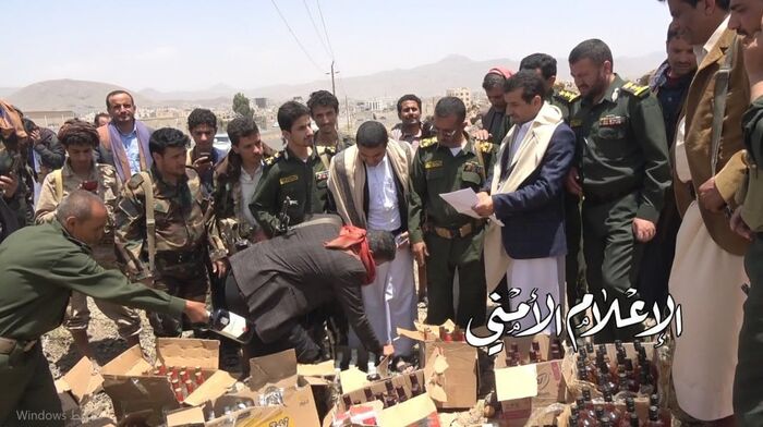 اتلفوا جزء منها وتقاسموا الباقي بينهم.. شحنة خمور فاخرة مضبوطة تثير خلافات بين قيادات الحوثي (صور)