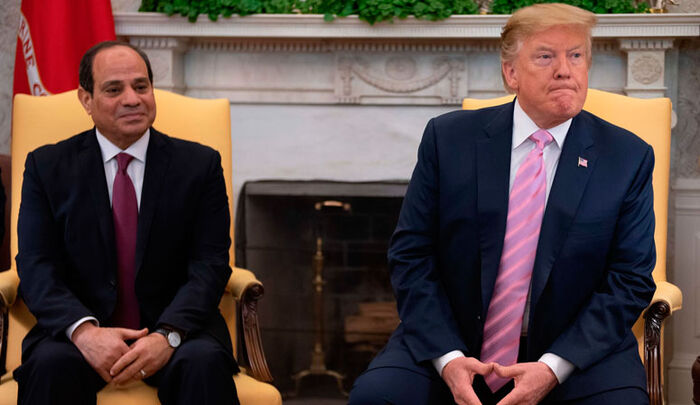 السيسي يمنح الرئيس الأمريكي أرفع وسام مصري