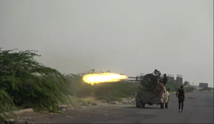 الحوثي يقصف مناطق بين تعز والحديدة ومدفعية المشتركة ترد