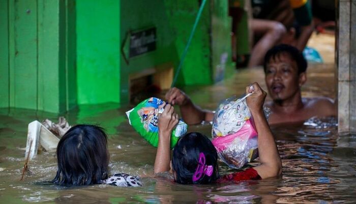 إندونيسيا تضرب السحاب بالملح قبل وصوله جاكرتا!