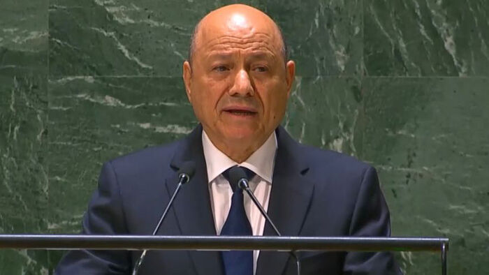 العليمي يجدد تمسك حكومته بالمرجعيات الثلاث ويحذر من التعامل مع المليشيا كسلطة أمر واقع