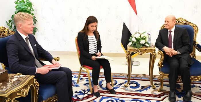 صحيفة: الرئيس العليمي يلتقي المبعوث الأممي لبحث رفض الحوثي الالتزام بالهدنة