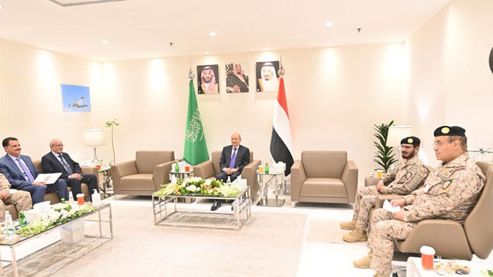 العليمي يزور مقر قيادة قوات التحالف تزامنا مع تصعيد عسكري حوثي ينذر بانهيار وشيك للهدنة