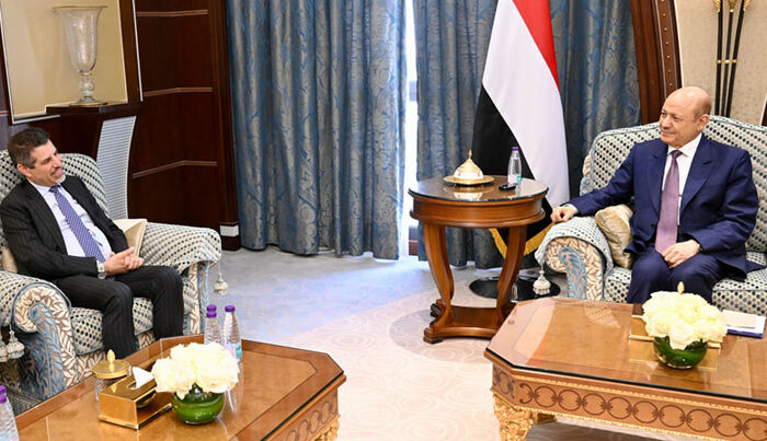 العليمي يحذر من مخاطر استمرار تدفق الدعم الإيراني للحوثيين على فرص التهدئة المنشودة