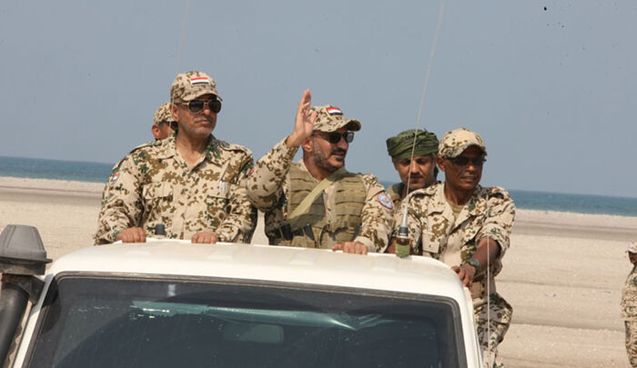 قائد المقاومة الوطنية يفند أكذوبة الحوثي في استقلال السيادة والقرار