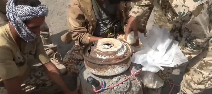 إتلاف لغم بحري إيراني زرعه الحوثيون في البحر الأحمر