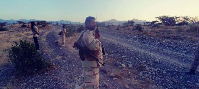 القوات المشتركة تستهدف تعزيزات حوثية غربي قعطبة وتجبرها على الفرار