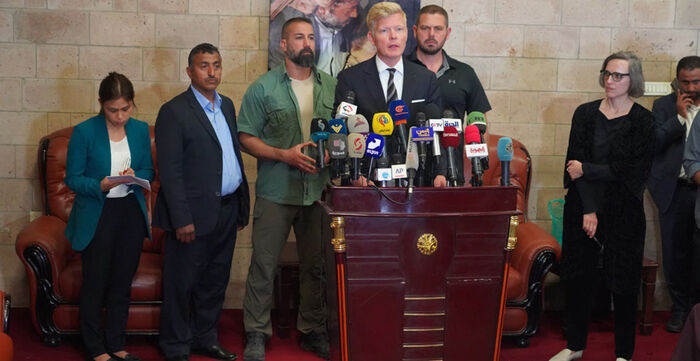 يمنيون يطالبون المبعوث الأممي بالاستقالة بعد فشله في تحقيق السلام والإنحياز لصالح الحوثي