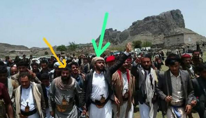 محكوم بالإعدام بجريمة اغتيال مسؤول حكومي يظهر بجانب محافظ الحوثي لذمار