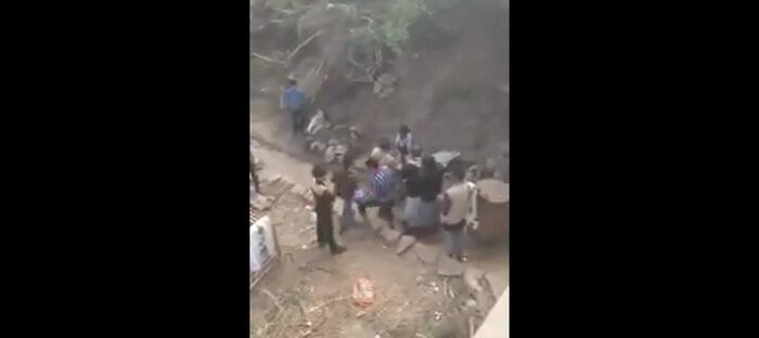 مشرف حوثي يعتدي على مواطن في إب وصراخ زوجته مستغيثة دون مجيب (فيديو)