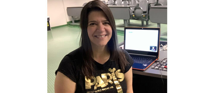 معلمة تفارق الحياة أمام طلابها خلال محاضرة عبر الفيديو