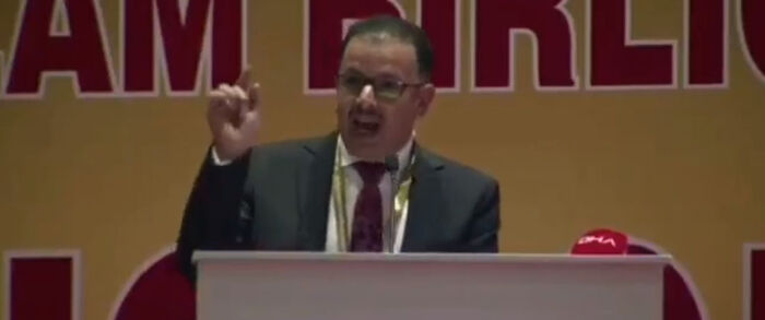 ملحق عسكري يشيد باحتلال بلاده