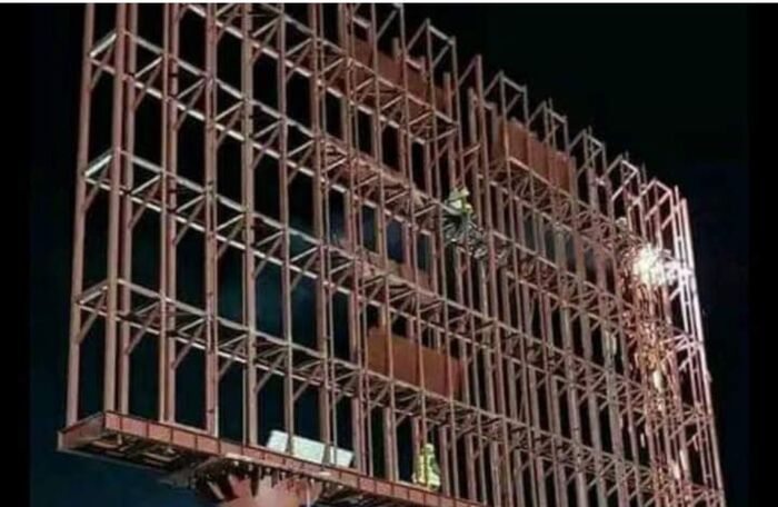 المليشيا تستفز مشاعر الموظفين وتنصب أكبر شاشة لبث خطاب الكراهية لزعيهما عبدالملك الحوثي