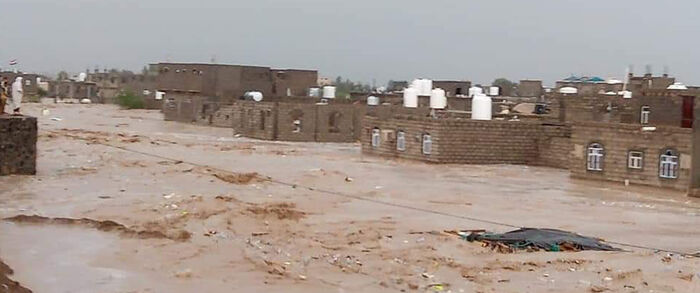 سيول جارفة تجتاح مخيم الميل للنازحين في مأرب