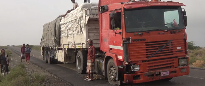 الحوثيون يستهدفون شاحنات المساعدات الغذائية