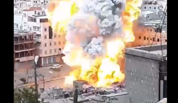 شاهد انفجار ضخم في سوق سوداء غاز باليمن (فيديو)