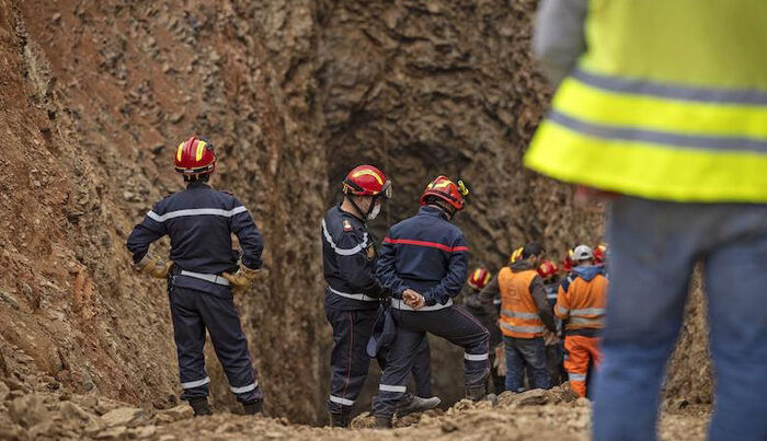 المغرب.. مجهودات فريق الإنقاذ تنجح في انتشال الطفل ريان من البئر