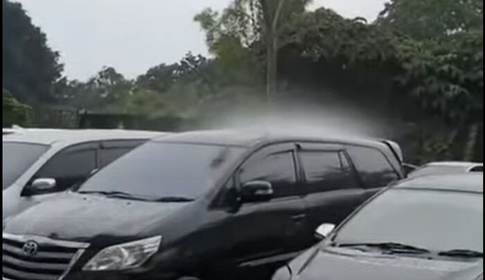 أمطار تنهمر على سيارة واحدة دون عشرات السيارات الملاصقة لها... فيديو