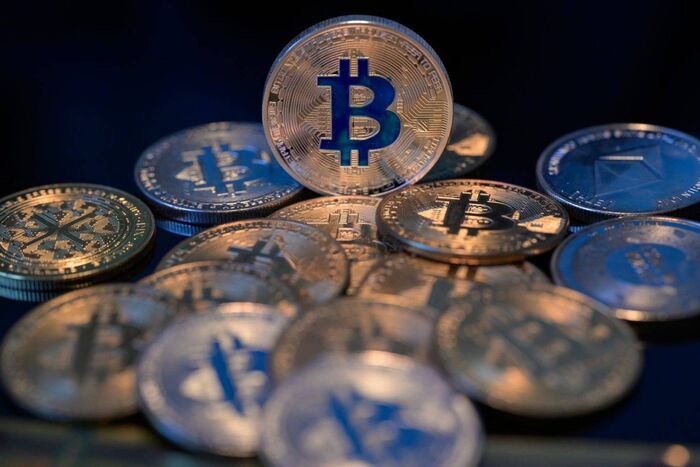 بتكوين تتراجع إلى أدنى من 100 ألف دولار بفعل فرض رسوم جمركية