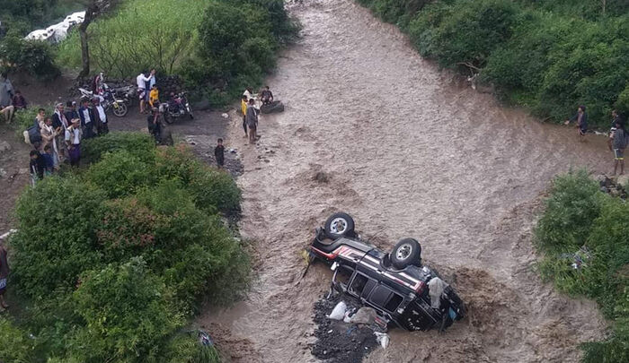 فيديو يوثق حادث مأساوي لغرق امرأة وطفلة بالسيول في اليمن
