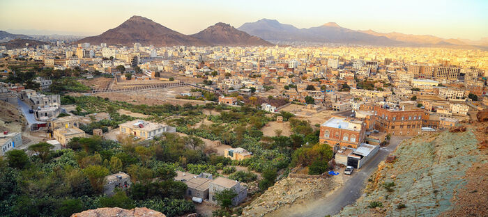 الحوثيون ينهبون ممتلكات اليمنيين بحجة أنها ورث إمام توفى قبل 800 سنة