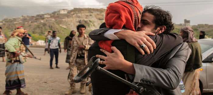 ميليشيا الحوثي تطلق سراح عناصر إرهابية متورطة في اغتيال الملحق السعودي ضمن تبادل أسرى مع الإخوان