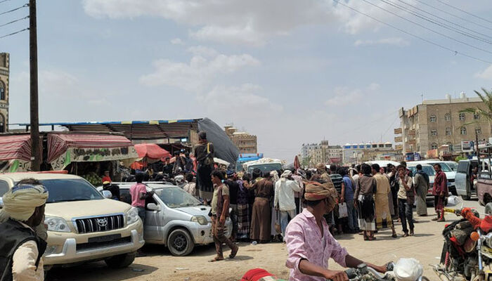 على غرار داعش والقاعدة .. فرع الإخوان في مأرب يقيم حد الجلد في سوق عام