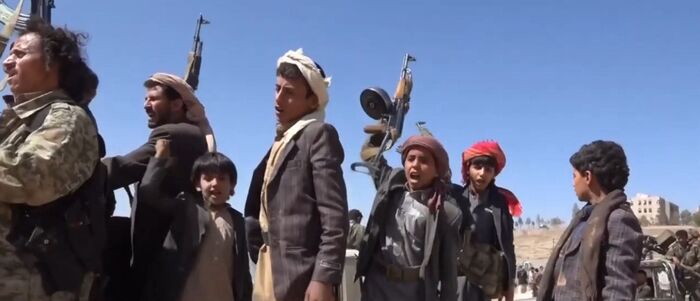 كيف يجند الحوثيون الأطفال للقتال معهم؟