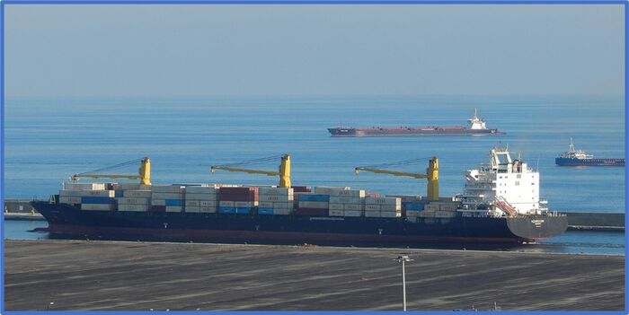 بريطانيا تندد بهجمات على سفن تجارية في البحر الأحمر