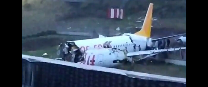 تركيا تعلق العمل بإحدى مطاراتها بعد تحطم طائرة