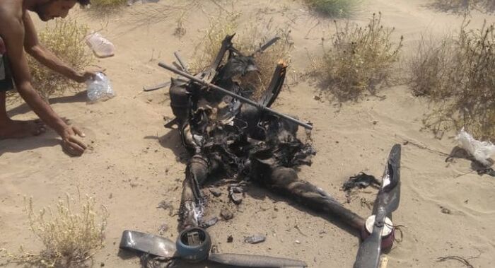 القوات المشتركة تدمر طائرة حوثية مسيرة استهدفت مدنيين بالدريهمي (فيديو)